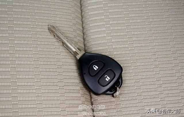 汽车钥匙落在车内，没有备用钥匙，该怎么打开车门？